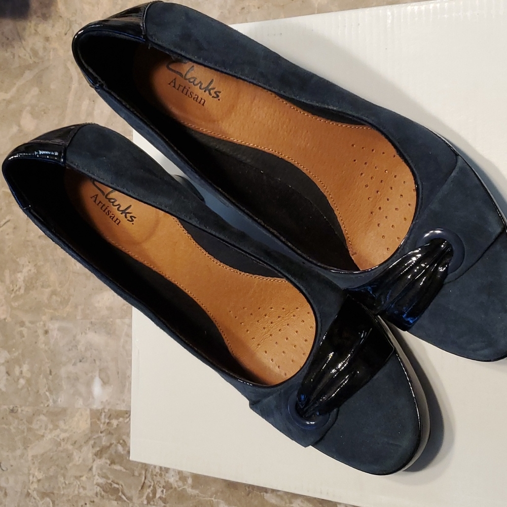 Navy blue suede and black patent Clark's Artisan  pumps size 10M